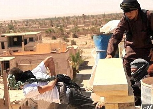Noua executie a Statului Islamic. Jihadistii au impuscat 9 barbati si un baiat de 15 ani pentru ca ar fi fost homosexuali