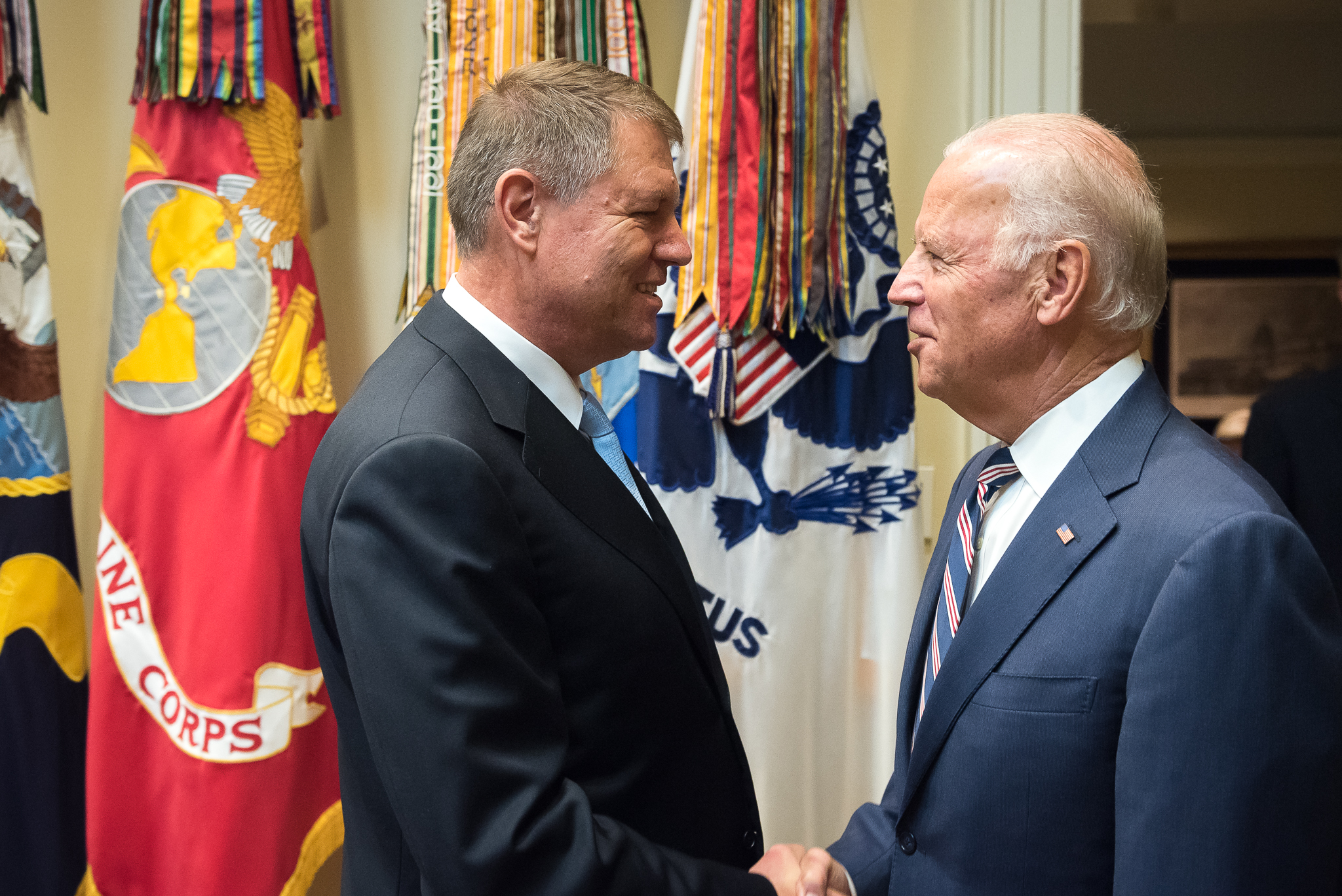 Președintele Iohannis i-a scris lui Joe Biden: ”Suntem alături de poporul american”