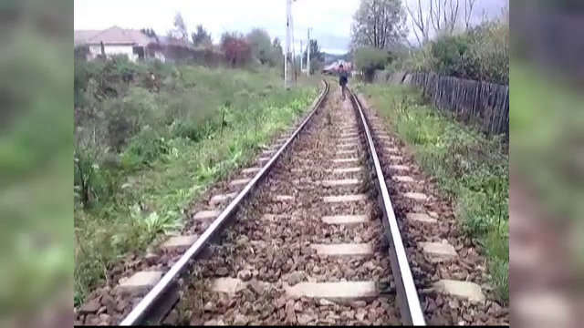 O femeie din la Campulung Moldovenesc a sarit in fata trenului cu fiul ei in brate. De ce a recurs la acest gest disperat