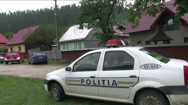 Casa in care locuiau gemenele de 15 ani, torturate de tatal lor in Suceava, a luat foc. Barbatul, principalul suspect