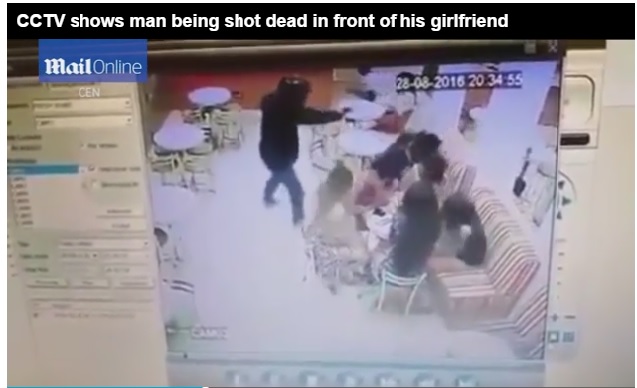 Momentul in care un barbat este impuscat mortal chiar sub ochii iubitei lui. Totul a fost surprins de camere. VIDEO