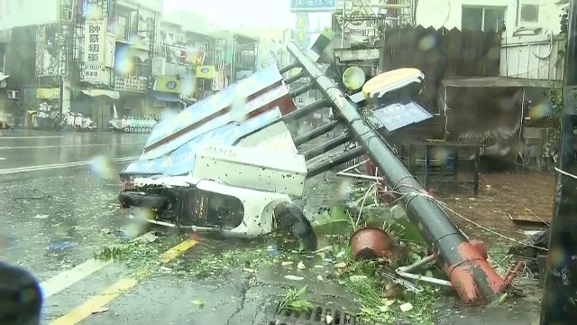 Peisajul dezolant lasat in urma de Taifunul Meranti, in Taiwan. Vantul a atins viteza record, mai rapid ca o masina Formula 1