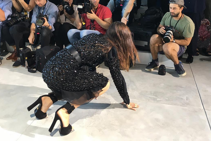Bella Hadid s-a impiedicat pe tocurile de 15 cm si a cazut pe catwalk la New York. Gestul facut de spectatori. FOTO
