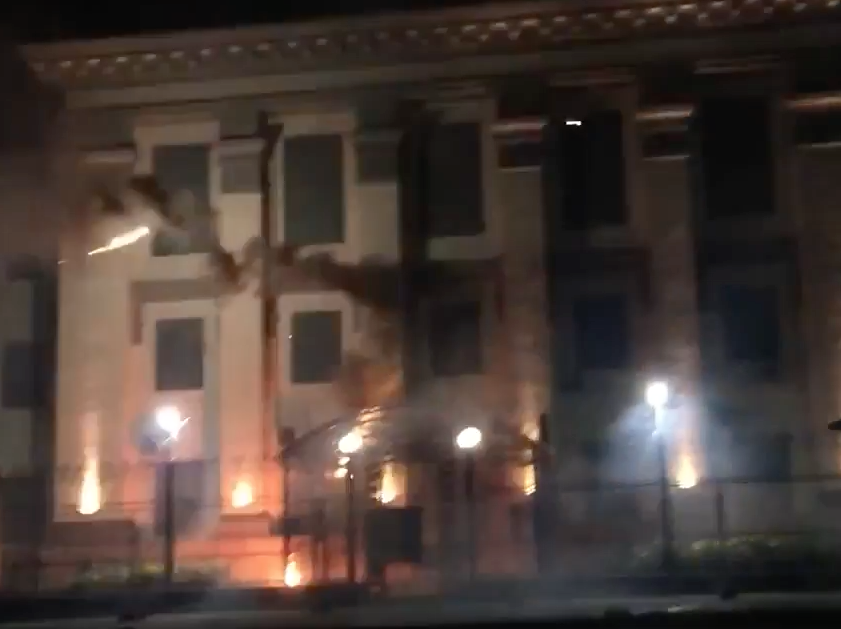 Ambasada Rusiei la Kiev atacata cu petarde si fumigene. Avertismentul lansat de oficialii ucraineni. VIDEO