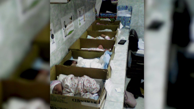 Imaginea saraciei din Venezuela care face inconjurul lumii. Copii nou-nascuti, tinuti in cutii de carton. FOTO