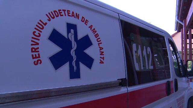 Plan Rosu de interventie dupa un accident cu 9 victime pe DN 7, in Orastie. Un microbuz cu calatori a fost lovit de o masina