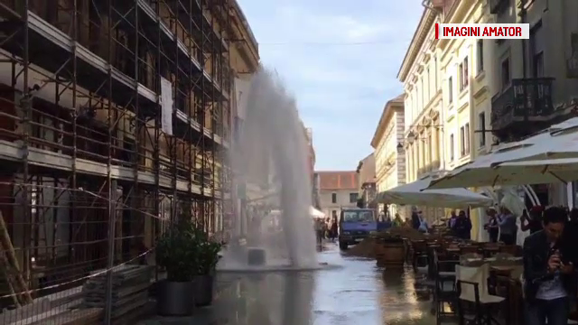 Fantana arteziana in toata regula, in centrul Timisoarei, dupa ce un hidrant a cedat, iar apa a tasnit la 10 metri inaltime