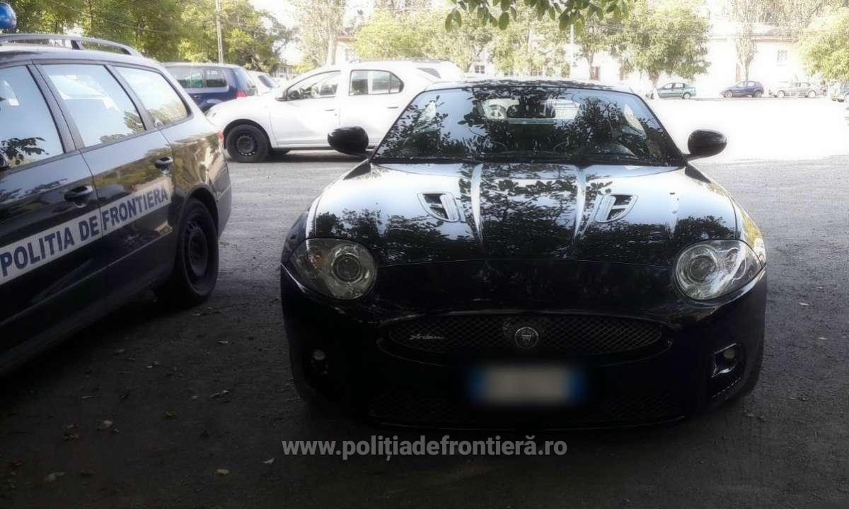 Şoferul unui Jaguar, oprit de poliţie. Ce explicaţie a dat pentru că maşina era furată