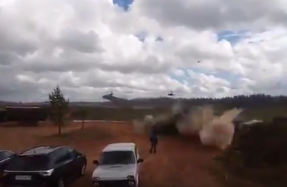Câțiva jurnaliști ar fi fost răniți din greșeală de rachetele unui elicopter rusesc. VIDEO