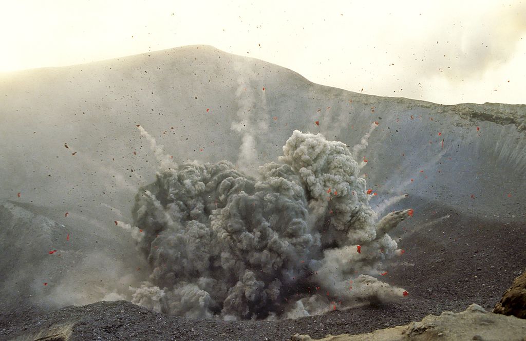3 preoți au escaladat vulcanul din Bali, care poate erupe în orice moment