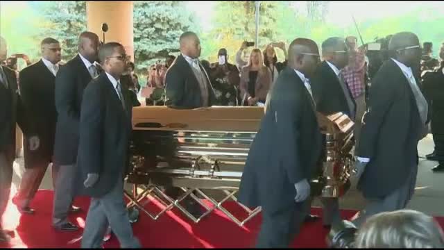Aretha Franklin a fost înmormântată într-un sicriu placat cu aur, purtat într-un Cadillac roz
