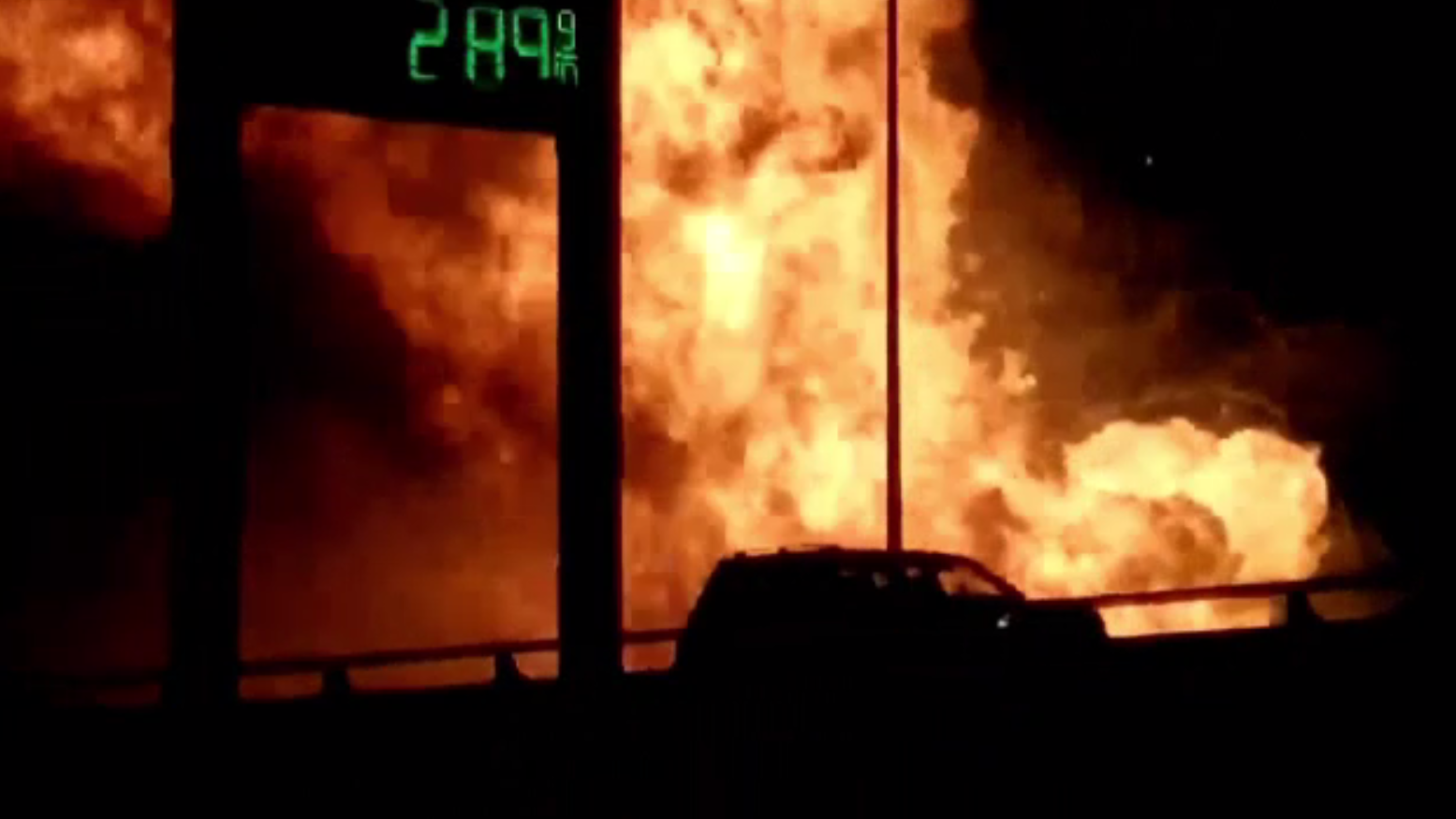 Un camion încărcat cu deodorante a luat foc pe o autostradă din Texas