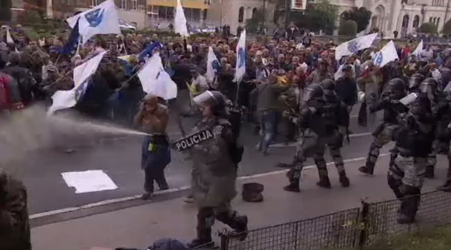 Încăierări între veteranii de război și polițiști, în Sarajevo. Au fost folosite gaze lacrimogene