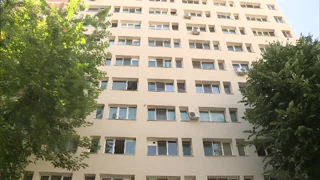 Vânzările de case și apartamente au scăzut. ”Deși au salarii mai mari, românii sunt săraci”