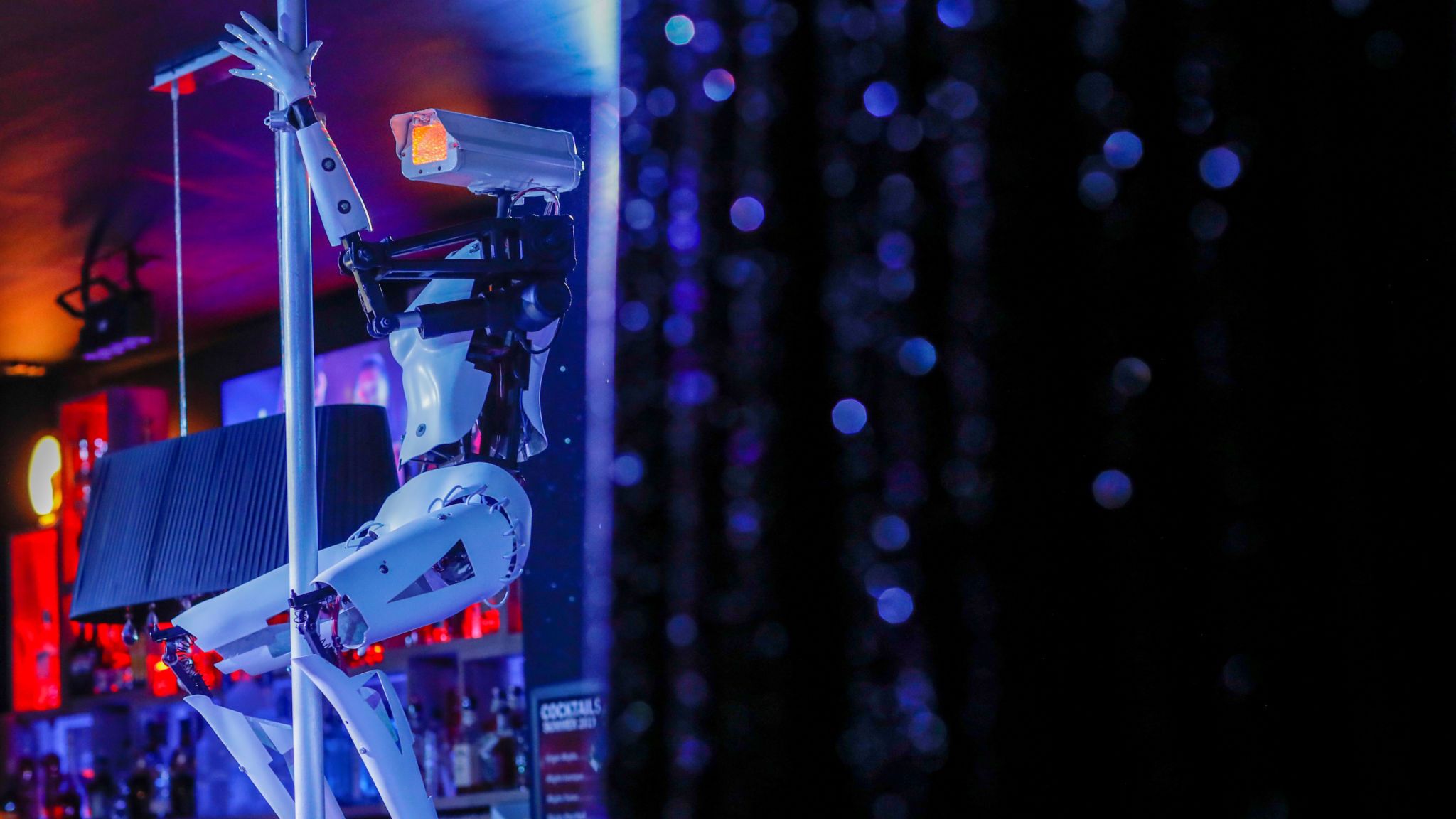 Roboţi care dansează la bară, într-un club de striptease din Franţa. Ce spun dansatoarele