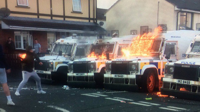 Poliţişti ce dezamorsau o bombă, atacaţi cu cocktailuri Molotov în Irlanda de Nord. VIDEO