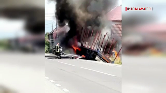 Camion cuprins de flăcări după ce s-a izbit de o mașină pe DN17