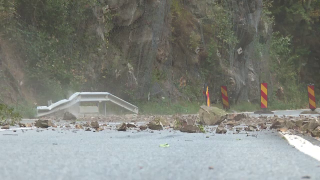 A plouat cu pietre în Defileul Jiului. Ce au făcut șoferii când au fost opriți din drum