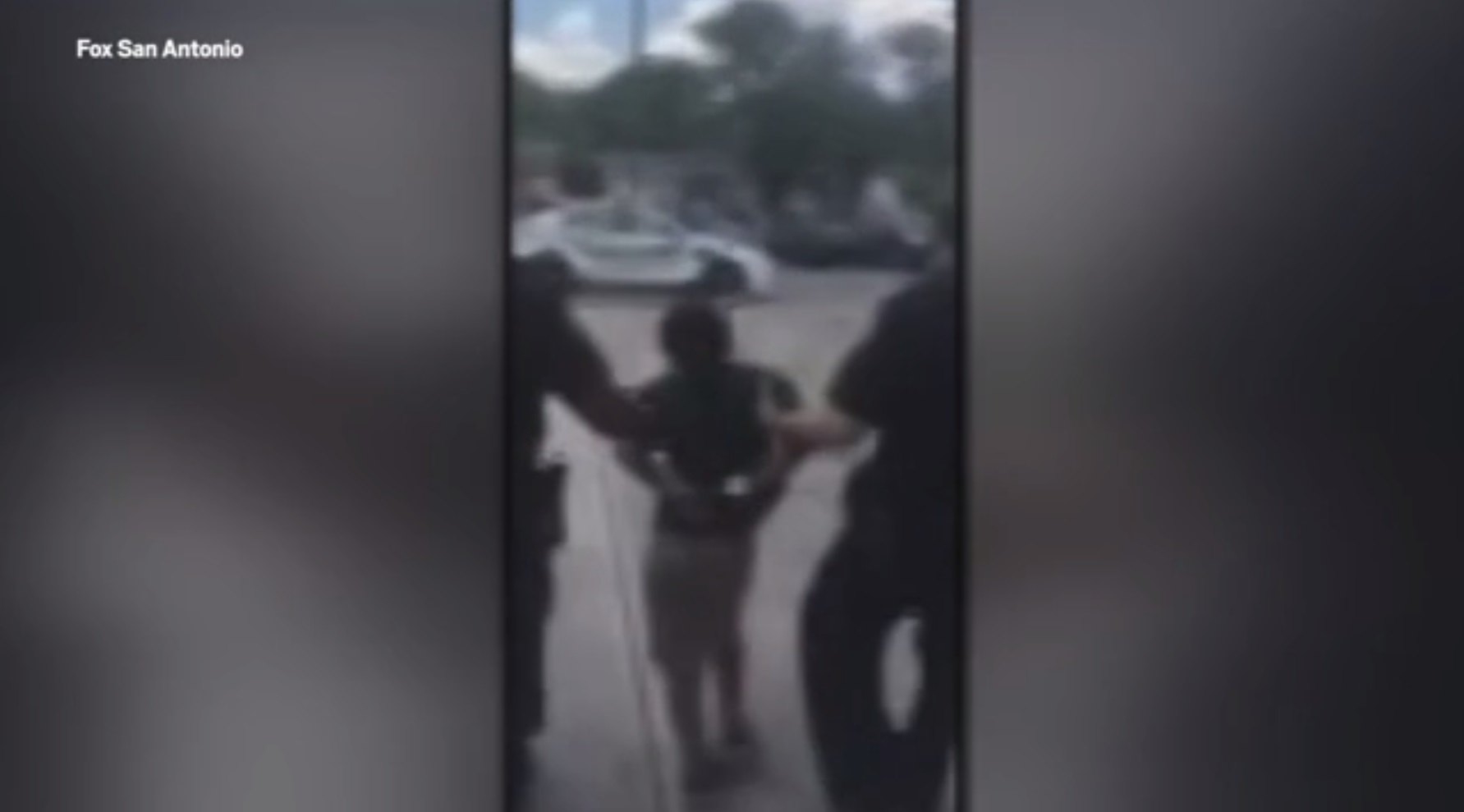 Copil cu autism, escortat în cătușe de polițiști de la școală. Imaginile revoltătoare