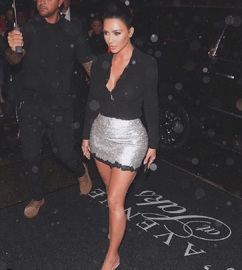 Kim Kardashian și-a uimit din nou fanii. Cum s-a îmbrăcat într-o poză cu familia sa - Imaginea 5