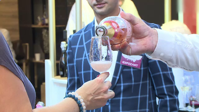 Românii își aleg vinul mai atent. Cât costă sticlă de spumant dedicată amatorilor de Formula 1