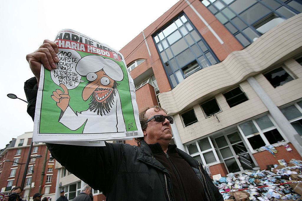 Charlie Hebdo republică ilustraţiile cu Mahomed care au făcut-o ţinta jihadiştilor în 2015