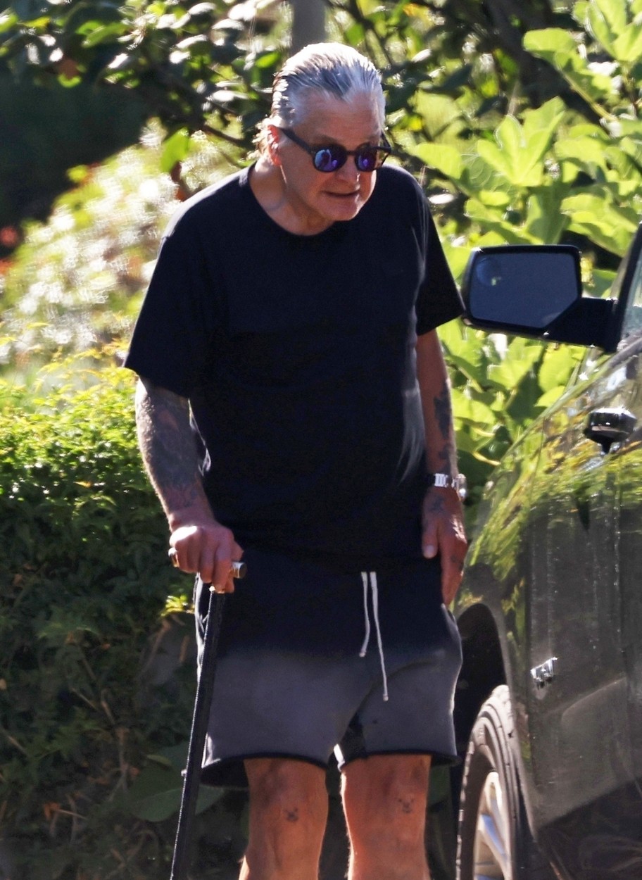 Ozzy Osbourne se luptă cu boala Parkinson. Artistul de 71 de ani folosește un baston pentru a merge - Imaginea 3