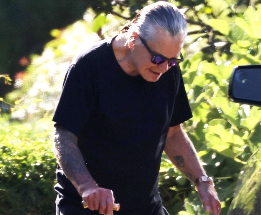 Ozzy Osbourne se luptă cu boala Parkinson. Artistul de 71 de ani folosește un baston pentru a merge - Imaginea 4