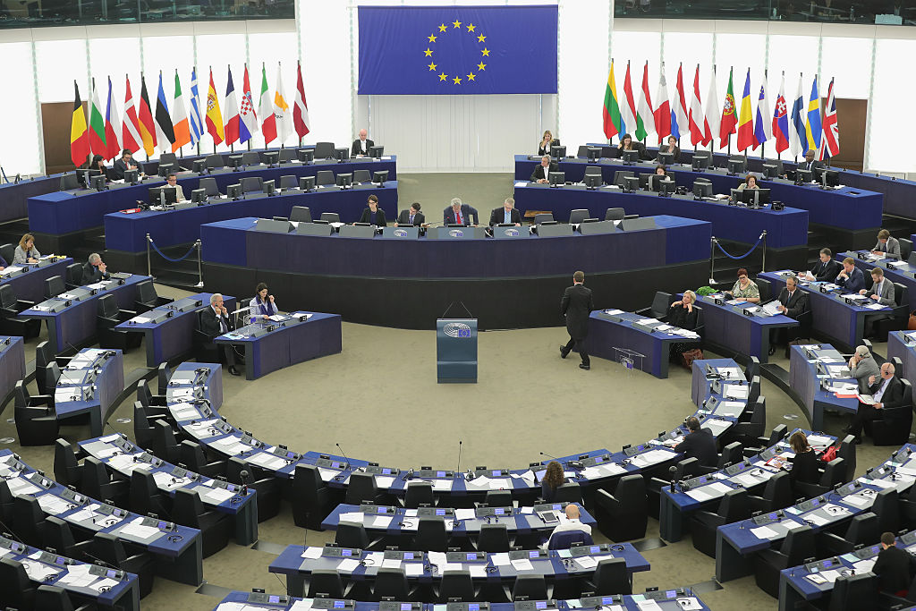 Parlamentul European cere Comisiei să suspende rapid fondurile Poloniei şi Ungariei