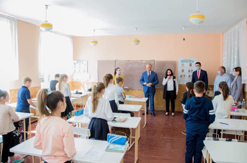 Igor Dodon, fără mască între copiii dintr-o școală. Reacția extrem de dură a ministrului Educației