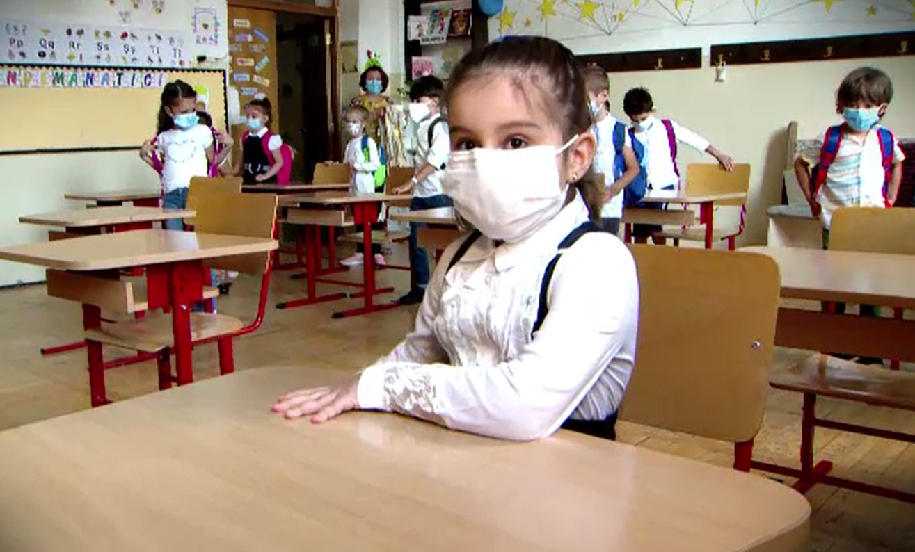 Tabloul începutului de an școlar, în vreme de pandemie. Copiii cu mască la gură, duși cu sfoara în clasă - Imaginea 3