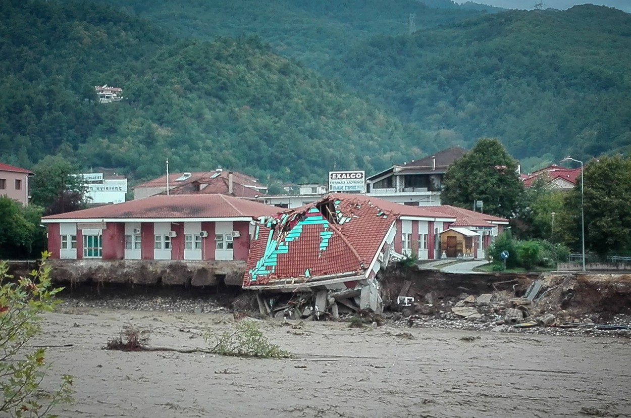 Dezastrul lăsat în urmă de furtuna Ianos în Grecia. Două persoane au murit și alta e dispărută - Imaginea 5