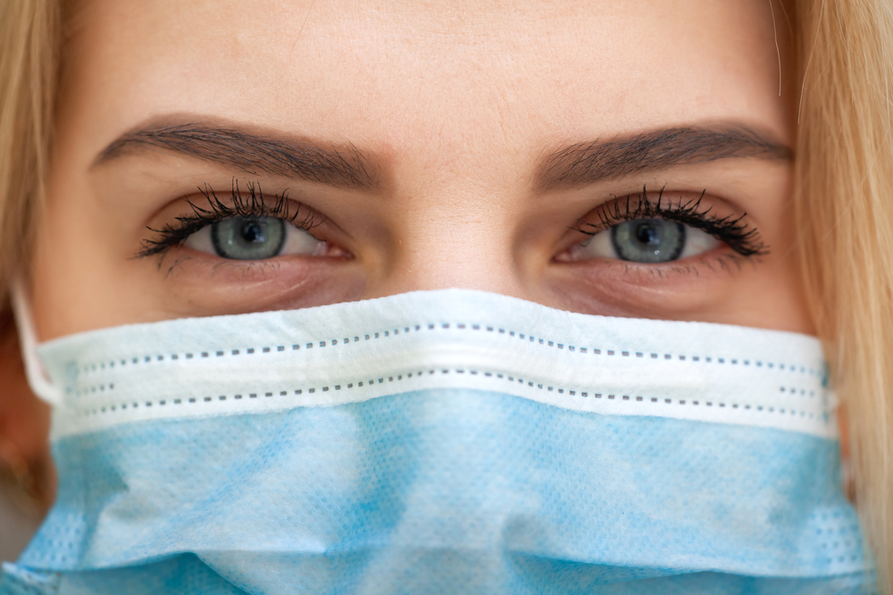 Cercetători: Fără ventilație, virusul Sars-Cov 2 poate fi transmis între persoane care au mască