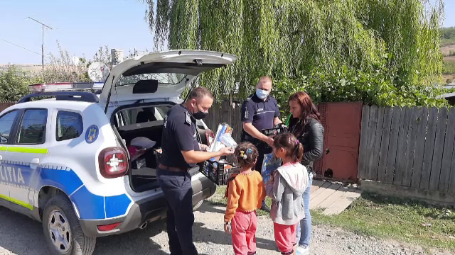 Două copile sărmane au primit haine și rechizite de la un polițist din Podu Iloaiei