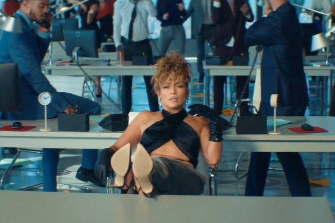 Jennifer Lopez şi Maluma, în ipostaze incendiare în cel mai recent videoclip - „Pa Ti” - Imaginea 4