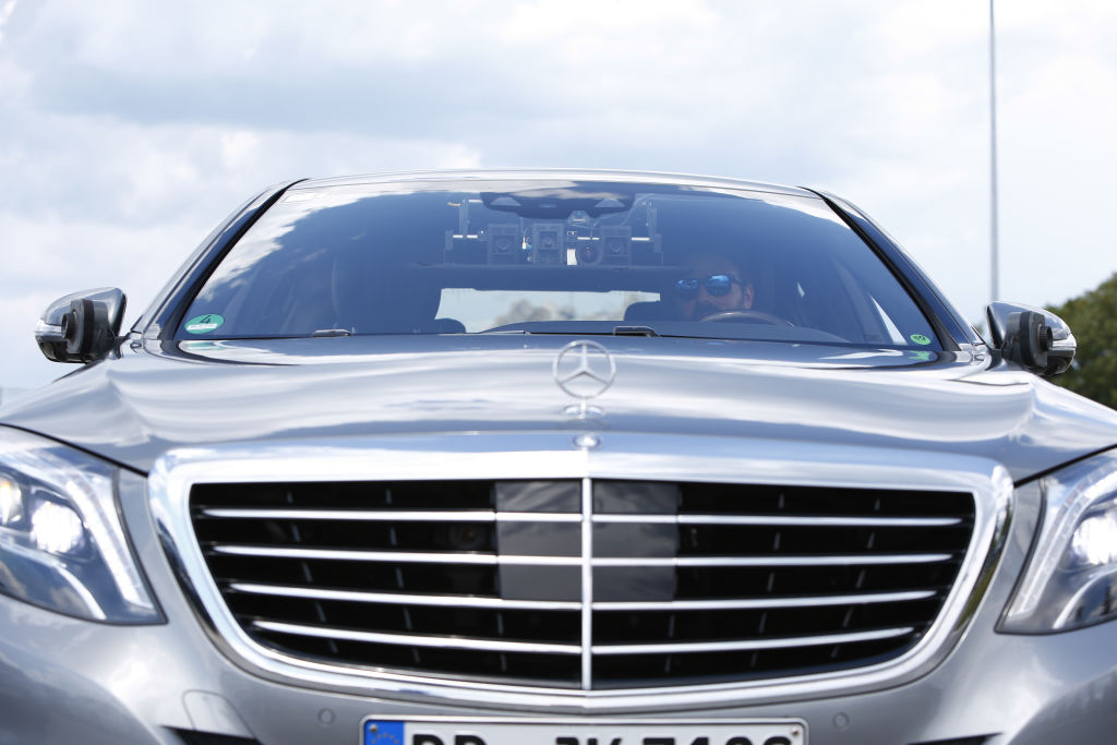 Un fost premier român oferă un Mercedes S Class celui care îl găsește primul. ”Spun public și semnez în alb”