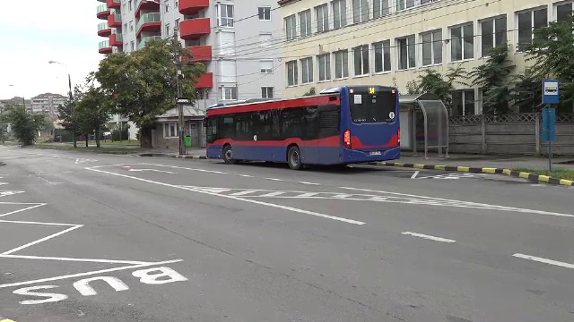 Șofer de autobuz, luat la bătaie de șase minori, la Oradea. Bărbatul le-a atras atenția că nu poartă mască