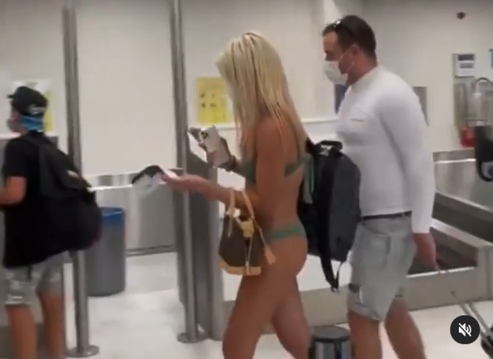VIDEO. O femeie a mers pe aeroport în bikini și cu mască de protecție