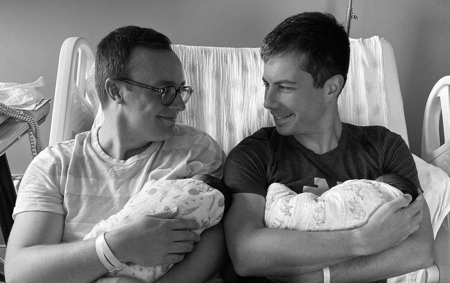 Secretarul de stat american, Pete Buttigieg, și soțul său au anunțat nașterea copiilor lor adoptați