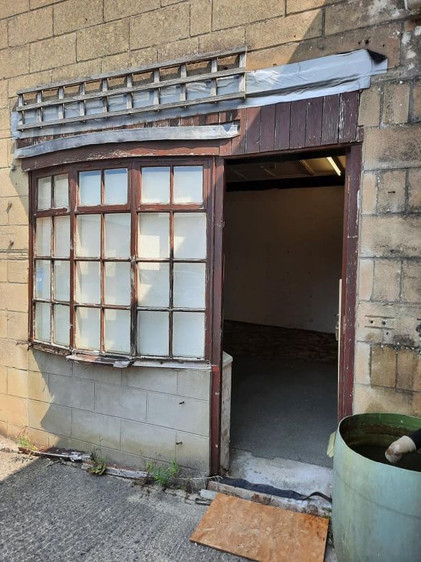 Ce a găsit proprietarul unui magazin într-un perete când s-a apucat să renoveze clădirea veche. FOTO