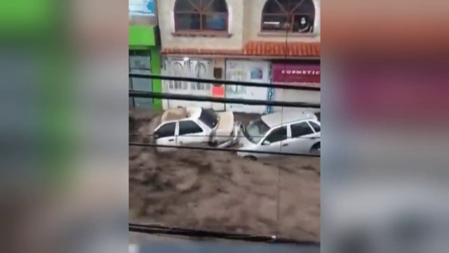 Inundații de o violență înfricoșătoare, în Mexic. Potopul s-a revărsat peste un oraș aflat la 20 de km de capitală