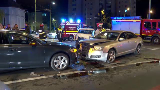 Carambol în Brașov. Un autoturism a sărit peste un sens giratoriu și a lovit alte trei mașini