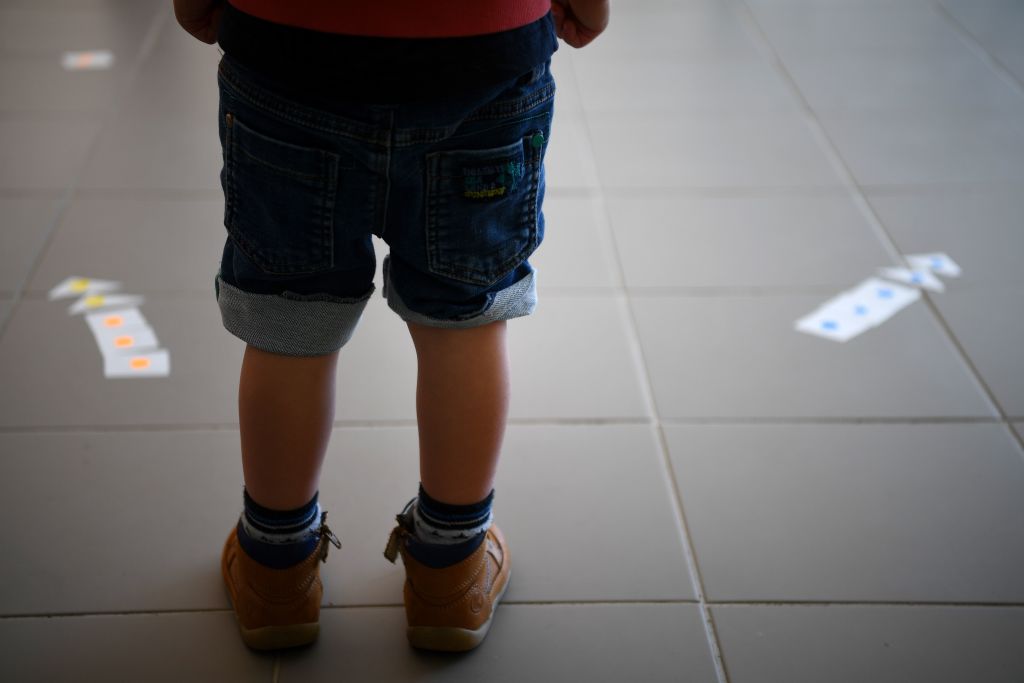 Numărul copiilor români cu părinți plecați la muncă în străinătate a crescut dramatic în pandemie
