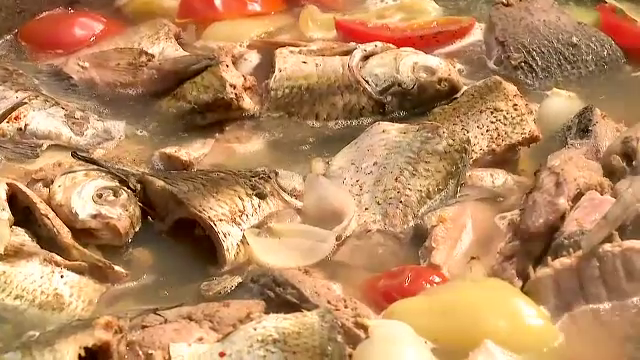 Timp de două zile, turiștii s-au înfruptat din preparatele din pește, la maratonul culinar de pe malul brațului Sulina