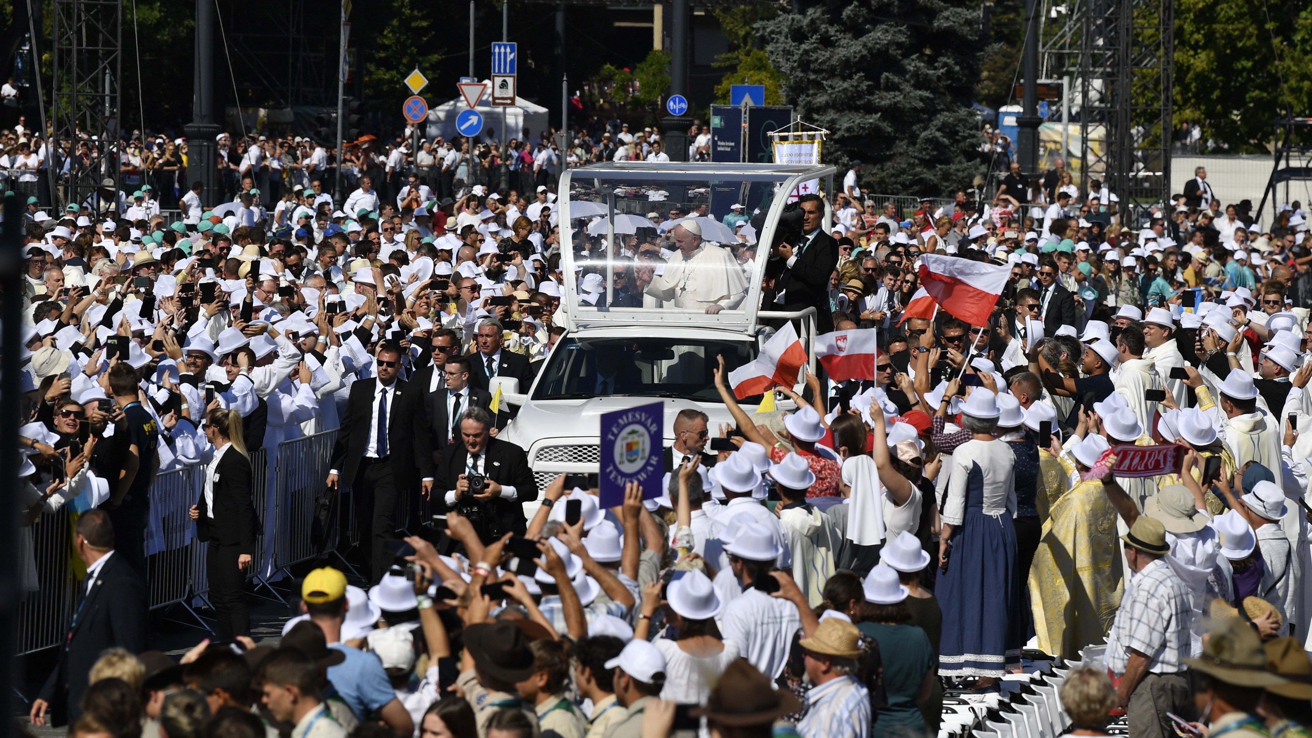 100.000 de oameni s-au strâns în Budapesta pentru a urmări slujba oficiată de Papa Francisc