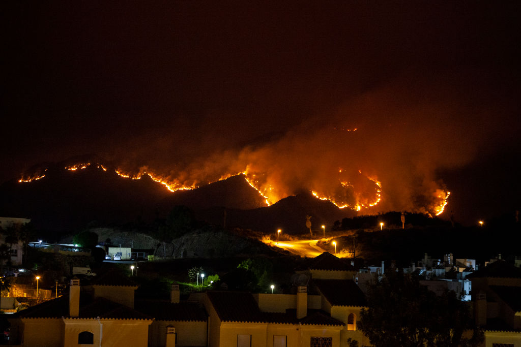 MAE a emis o atenționare de călătorie pentru turiștii care merg în Spania. Incendiu de vegetaţie uriaș în Malaga