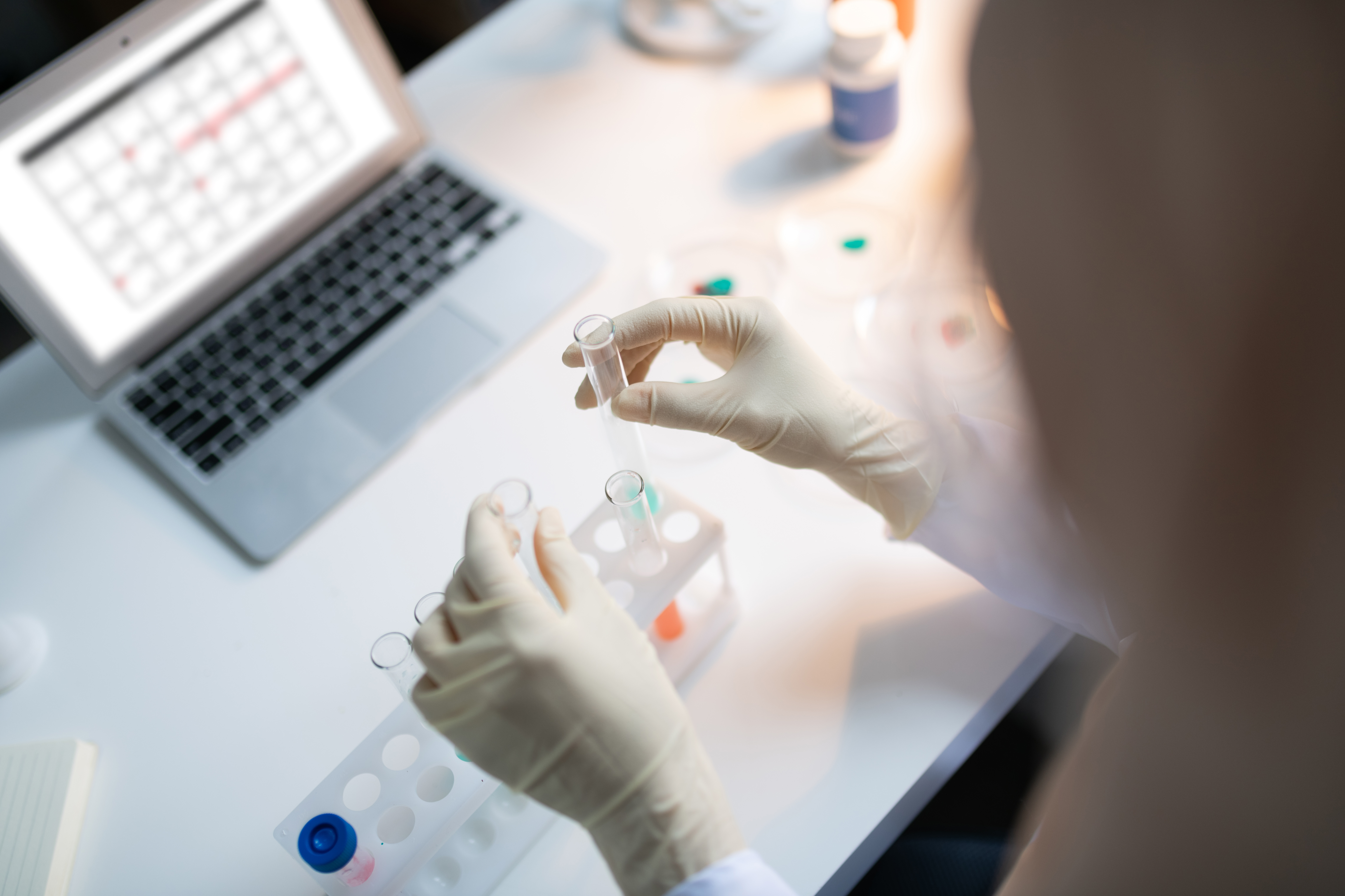 Doi elevi şi un cadru didactic din Buzău, confirmaţi cu coronavirus în urma utilizării testelor rapide