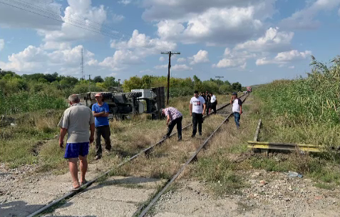 Un șofer pe un excavator a murit după ce utilajul a fost lovit de tren