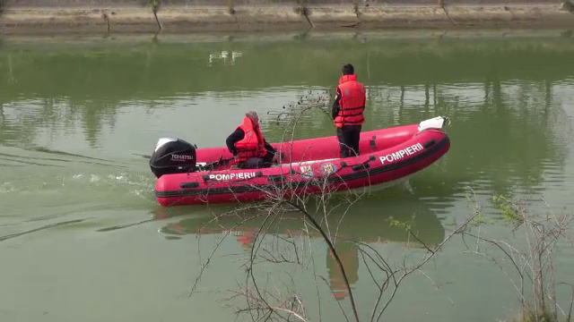 Un bărbat de 60 de ani s-a aruncat în râul Bistrița. Omul este căutat de scafandri