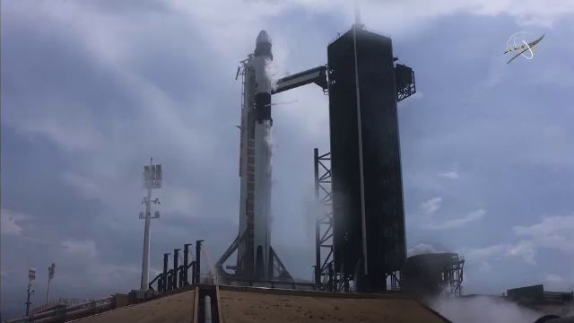 Pentru prima dată în 60 de ani, o rachetă este pregătită de decolare. Patru 